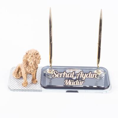 Aslan Biblolu Masa İsimliği Oturan Aslan Masa İsimlik Desenli Çift Kalemli Masaüstü İsimlik - 2