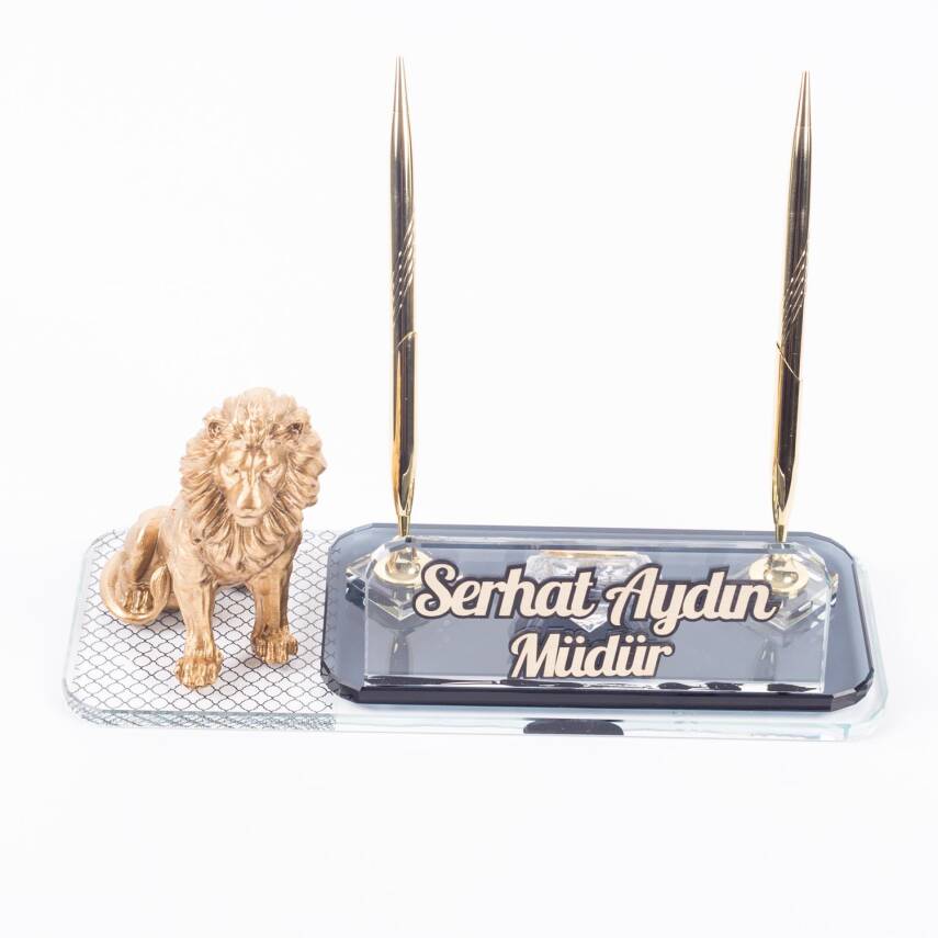 Aslan Biblolu Masa İsimliği Oturan Aslan Masa İsimlik Desenli Çift Kalemli Masaüstü İsimlik - 2