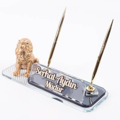 Aslan Biblolu Masa İsimliği Oturan Aslan Masa İsimlik Desenli Çift Kalemli Masaüstü İsimlik - 4