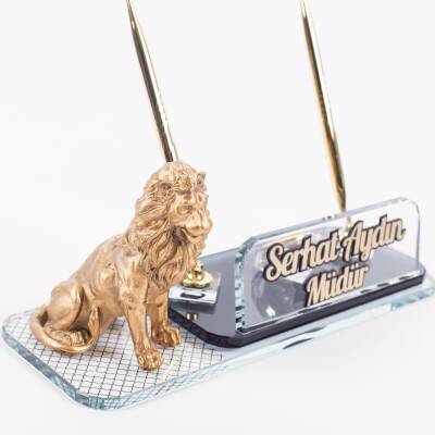 Aslan Biblolu Masa İsimliği Oturan Aslan Masa İsimlik Desenli Çift Kalemli Masaüstü İsimlik - Ofistike