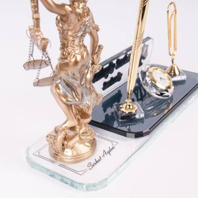 Avukata Özel İsimlik Themis Heykelli İmza Tasarımlı Masa İsimliği Avukat Hakim Savcı hediyesi - 4