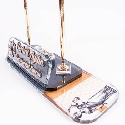 Avukatlara Özel Themis Desenli Altın Kabartma Masa İsimlik Ofis Masa İsimliği - 4