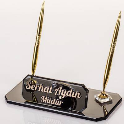 Delos Masa İsimliği Altın Kalemli Büro Hediyesi Masaüstü İsimlik Kristal Cam Ofis İsimliği - Ofistike