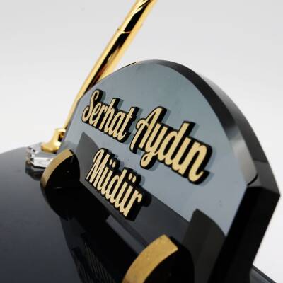 Oval Kabartma Yazılı Kristal Masa İsimliği Kalemli Masa İsimlik Füme Renk Cam Oval Kesim İsimlik 