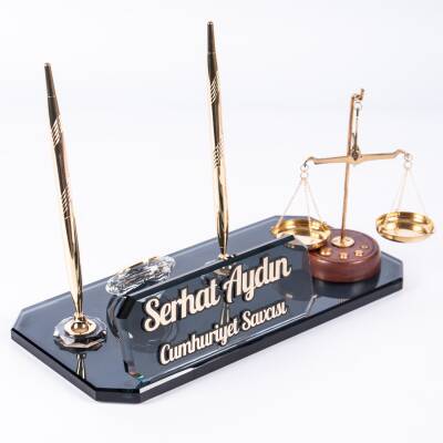 Terazi Biblolu Avukat Hakim Savcı Masaüstü İsimlik Ofis Hediyesi Masa İsimliği 