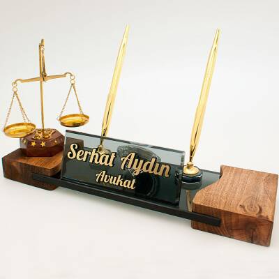 Terazi Biblolu Avukat İsimlik Masif Ahşap Ayaklı Kristal Masa İsimliği Hakim Savcı Hediye - Ofistike