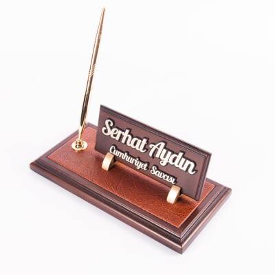 Tivoli Kalemli Ahşap Deri Zeminli Masa İsimliği Kabartma Yazılı - Ofistike